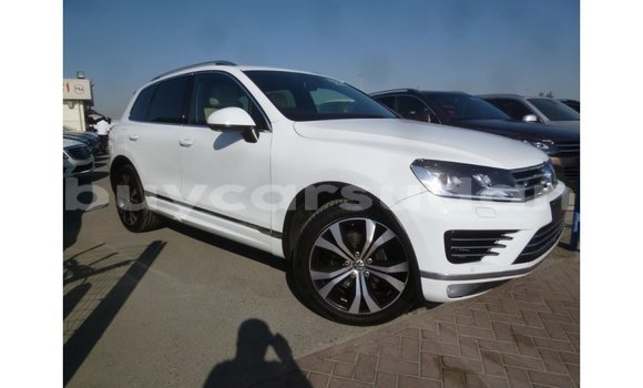 Buy Import Volkswagen Touareg White Car in Import - Dubai in Al Jazirah State