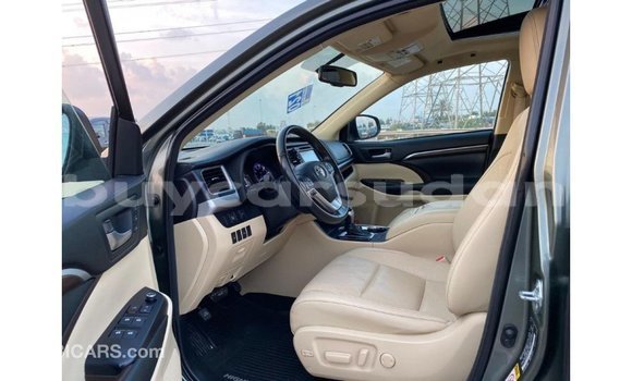Buy Import Toyota Highlander Green Car in Import - Dubai in Al Jazirah State Buy Import Toyota Highlander Green Car in Import - Dubai in Al Jazirah State
