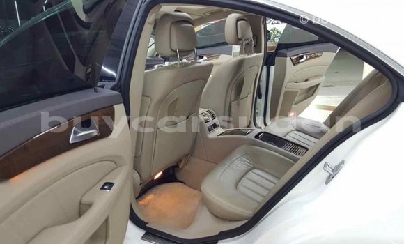 Buy Import Mercedes-Benz 190 (W201) White Car in Import - Dubai in Al Jazirah State