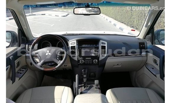 Acheter Import Voiture Mitsubishi Pajero Blanc à Import - Dubai, État d'Al Jazirah Acheter Import Voiture Mitsubishi Pajero Blanc à Import - Dubai, État d'Al Jazirah