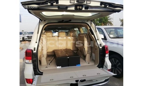 Buy Import Toyota Land Cruiser White Car in Import - Dubai in Al Jazirah State Buy Import Toyota Land Cruiser White Car in Import - Dubai in Al Jazirah State