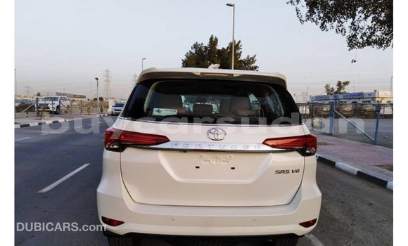 Acheter Import Voiture Toyota Fortuner Blanc à Import - Dubai, État d'Al Jazirah Acheter Import Voiture Toyota Fortuner Blanc à Import - Dubai, État d'Al Jazirah