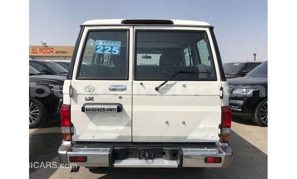 Acheter Import Voiture Toyota Land Cruiser Blanc à Import - Dubai, État d'Al Jazirah Acheter Import Voiture Toyota Land Cruiser Blanc à Import - Dubai, État d'Al Jazirah