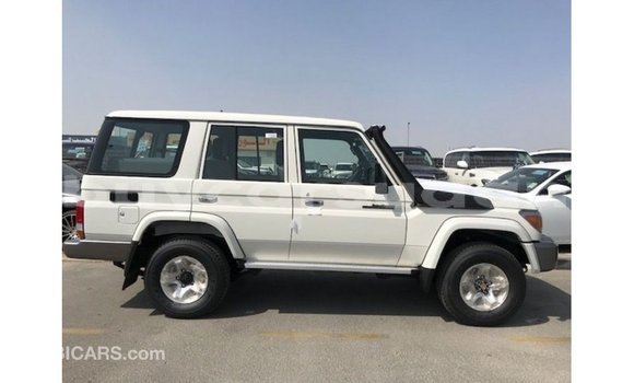 Acheter Import Voiture Toyota Land Cruiser Blanc à Import - Dubai, État d'Al Jazirah Acheter Import Voiture Toyota Land Cruiser Blanc à Import - Dubai, État d'Al Jazirah