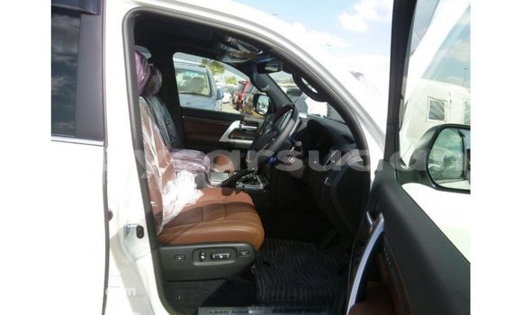 Buy Import Toyota Land Cruiser White Car in Import - Dubai in Al Jazirah State Buy Import Toyota Land Cruiser White Car in Import - Dubai in Al Jazirah State