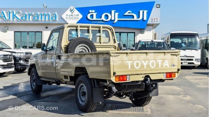 Big with watermark toyota land cruiser al jazirah state import dubai 2779