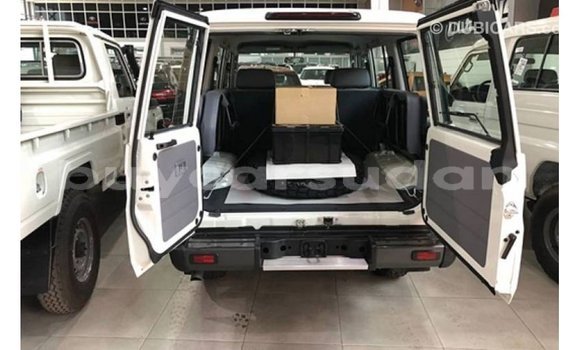 Acheter Import Voiture Toyota Land Cruiser Blanc à Import - Dubai, État d'Al Jazirah Acheter Import Voiture Toyota Land Cruiser Blanc à Import - Dubai, État d'Al Jazirah