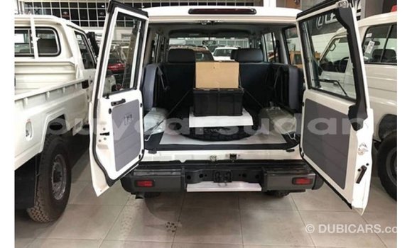 Acheter Import Voiture Toyota Land Cruiser Blanc à Import - Dubai, État d'Al Jazirah Acheter Import Voiture Toyota Land Cruiser Blanc à Import - Dubai, État d'Al Jazirah