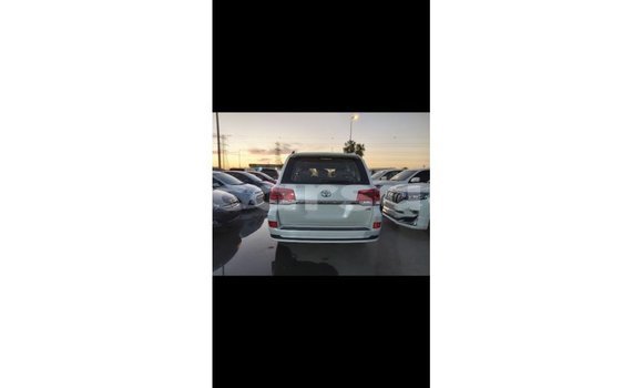 Buy Import Toyota Land Cruiser White Car in Import - Dubai in Al Jazirah State Buy Import Toyota Land Cruiser White Car in Import - Dubai in Al Jazirah State