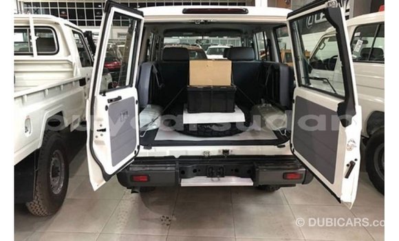 Acheter Import Voiture Toyota Land Cruiser Blanc à Import - Dubai, État d'Al Jazirah Acheter Import Voiture Toyota Land Cruiser Blanc à Import - Dubai, État d'Al Jazirah