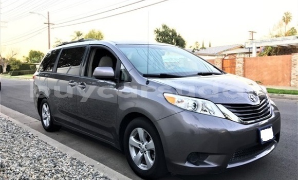 Buy Import Toyota Sienna Other Car in Bur Sudan in al-Bahr-al-Ahmar Buy Import Toyota Sienna Other Car in Bur Sudan in al-Bahr-al-Ahmar