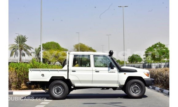 Acheter Import Voiture Toyota Land Cruiser Blanc à Import - Dubai, État d'Al Jazirah Acheter Import Voiture Toyota Land Cruiser Blanc à Import - Dubai, État d'Al Jazirah