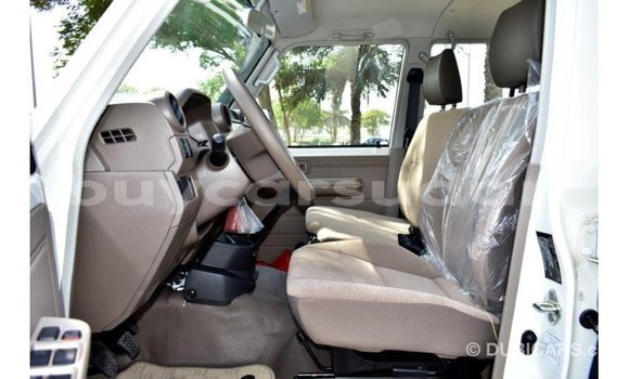 Acheter Import Voiture Toyota Land Cruiser Blanc à Import - Dubai, État d'Al Jazirah Acheter Import Voiture Toyota Land Cruiser Blanc à Import - Dubai, État d'Al Jazirah