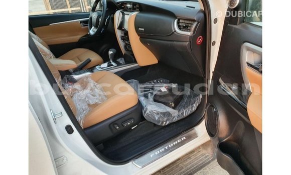 Acheter Import Voiture Toyota Fortuner Blanc à Import - Dubai, État d'Al Jazirah Acheter Import Voiture Toyota Fortuner Blanc à Import - Dubai, État d'Al Jazirah