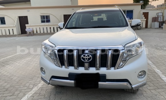 Buy Used Toyota Prado White Car in Import - Dubai in Al Jazirah State