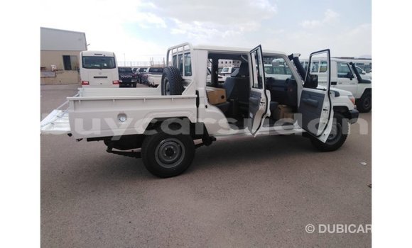 Acheter Import Voiture Toyota Land Cruiser Blanc à Import - Dubai, État d'Al Jazirah Acheter Import Voiture Toyota Land Cruiser Blanc à Import - Dubai, État d'Al Jazirah