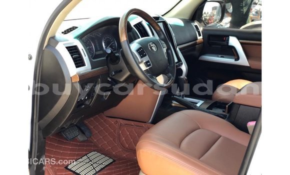 Buy Import Toyota Land Cruiser White Car in Import - Dubai in Al Jazirah State Buy Import Toyota Land Cruiser White Car in Import - Dubai in Al Jazirah State