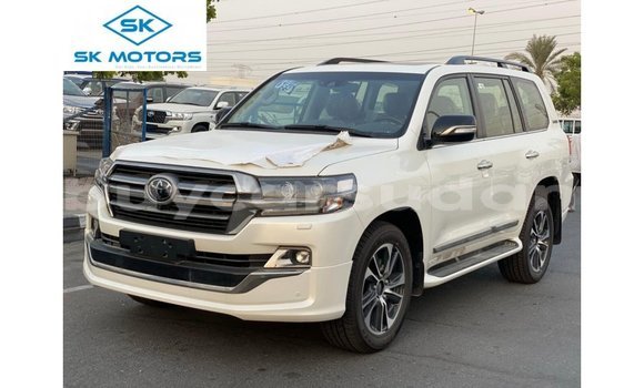 Buy Import Toyota DA White Truck in Import - Dubai in Al Jazirah State