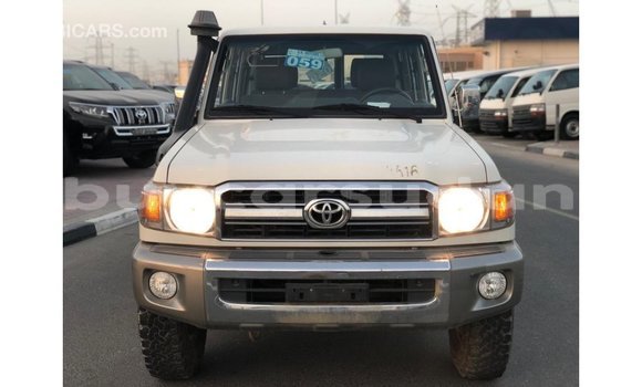 Acheter Import Voiture Toyota Land Cruiser Blanc à Import - Dubai, État d'Al Jazirah Acheter Import Voiture Toyota Land Cruiser Blanc à Import - Dubai, État d'Al Jazirah