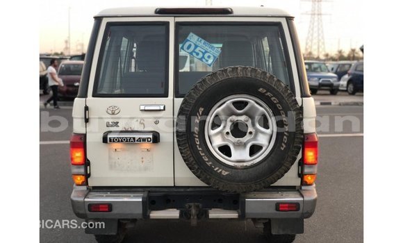 Acheter Import Voiture Toyota Land Cruiser Blanc à Import - Dubai, État d'Al Jazirah Acheter Import Voiture Toyota Land Cruiser Blanc à Import - Dubai, État d'Al Jazirah
