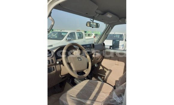 Buy Import Toyota Land Cruiser White Car in Import - Dubai in Al Jazirah State Buy Import Toyota Land Cruiser White Car in Import - Dubai in Al Jazirah State