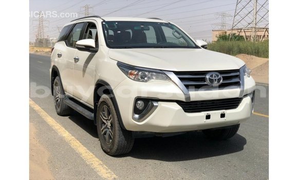 Acheter Import Voiture Toyota Fortuner Blanc à Import - Dubai, État d'Al Jazirah Acheter Import Voiture Toyota Fortuner Blanc à Import - Dubai, État d'Al Jazirah