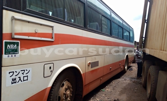 Buy Used Mitsubishi Van Red Truck in Yei in Bahr-al-Jabal Buy Used Mitsubishi Van Red Truck in Yei in Bahr-al-Jabal