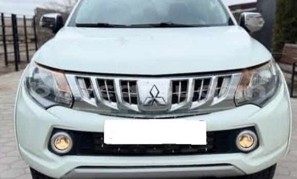 Buy Used Mitsubishi L200 White Car in Khartoum in Khartoum