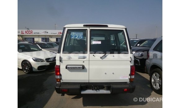 Acheter Import Voiture Toyota Land Cruiser Blanc à Import - Dubai, État d'Al Jazirah Acheter Import Voiture Toyota Land Cruiser Blanc à Import - Dubai, État d'Al Jazirah