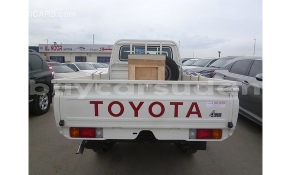 Buy Import Toyota Land Cruiser White Car in Import - Dubai in Al Jazirah State Buy Import Toyota Land Cruiser White Car in Import - Dubai in Al Jazirah State